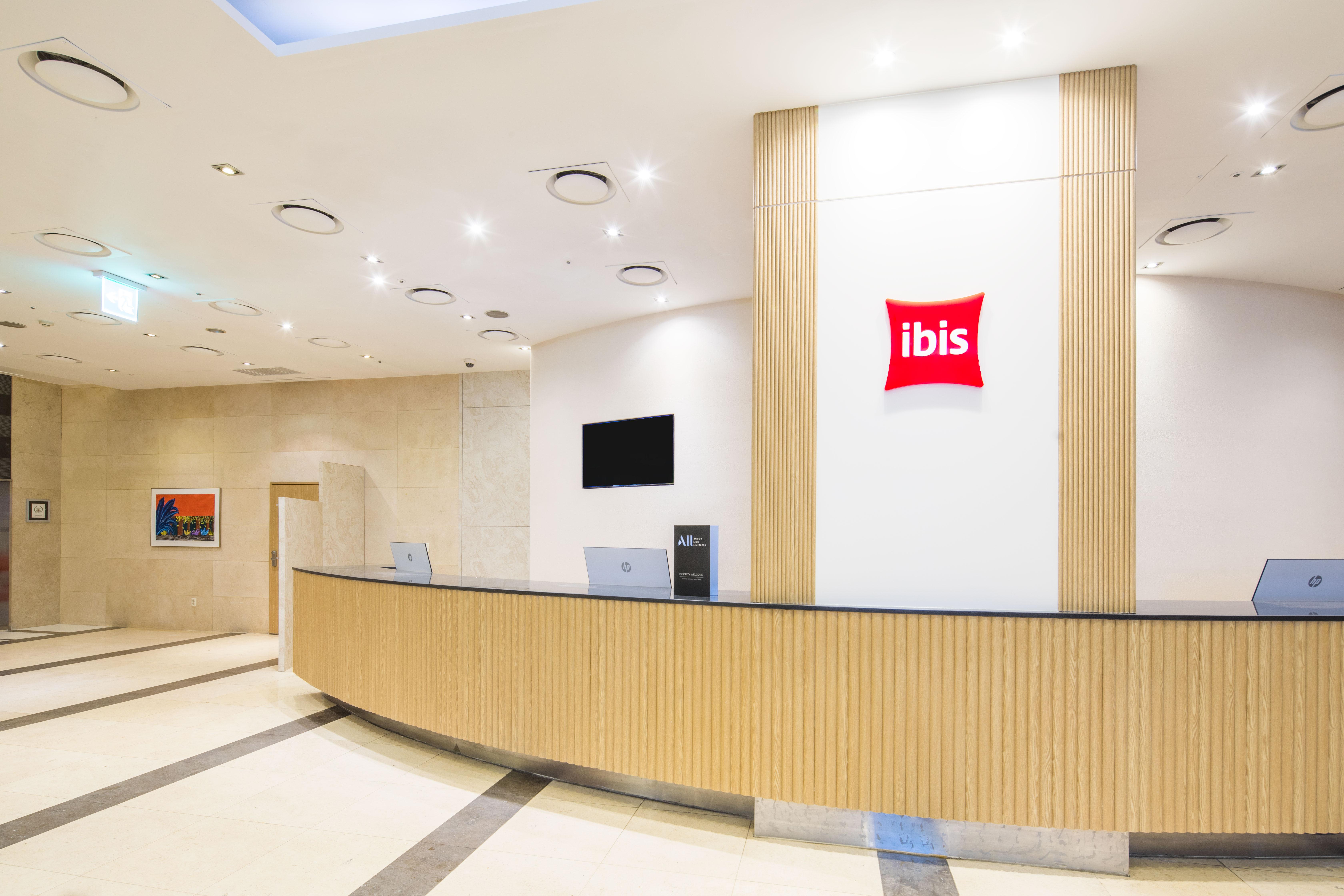 Ibis Ambassador Suwon Hotel Exterior photo